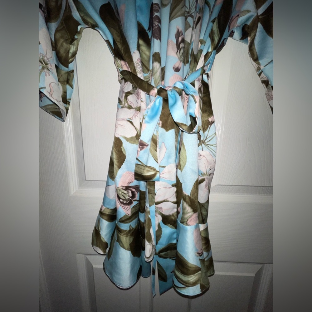 Victoria’s Secret Blue Ruffle Bell Sleeves Soft Robe Pink Flowers M/L - Picture 5 of 9